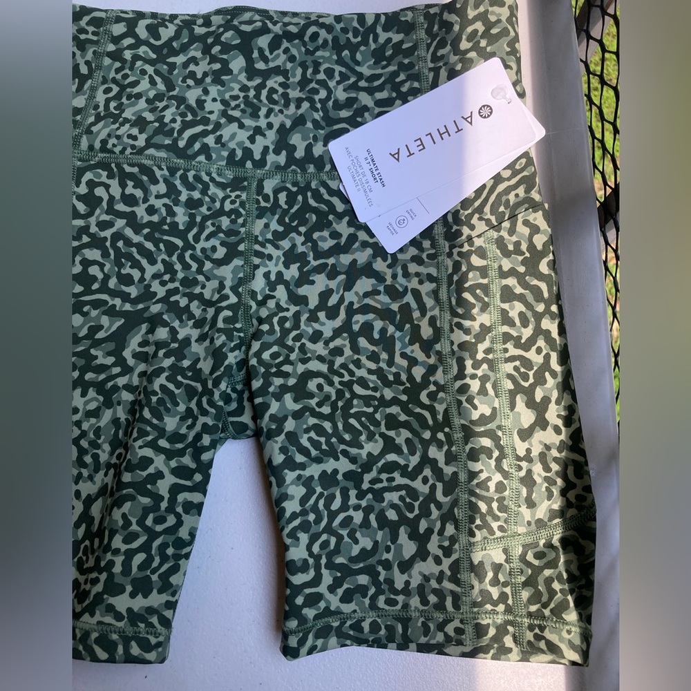Athleta Ultimate Stash 7” Bike Shorts Pockets Leopard Print Camo Print Green